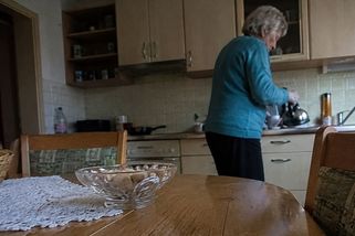 Lidem chodí dopisy, na které nesmí reagovat. „Mohli jsme přijít o pozemek i dům,“ ukazuje dopis seniorka